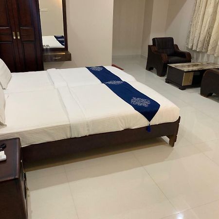 Jnr Grand Hotell Madanapalle Exteriör bild