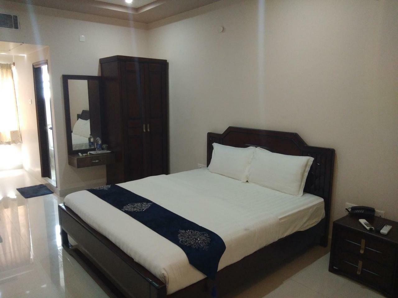 Jnr Grand Hotell Madanapalle Exteriör bild