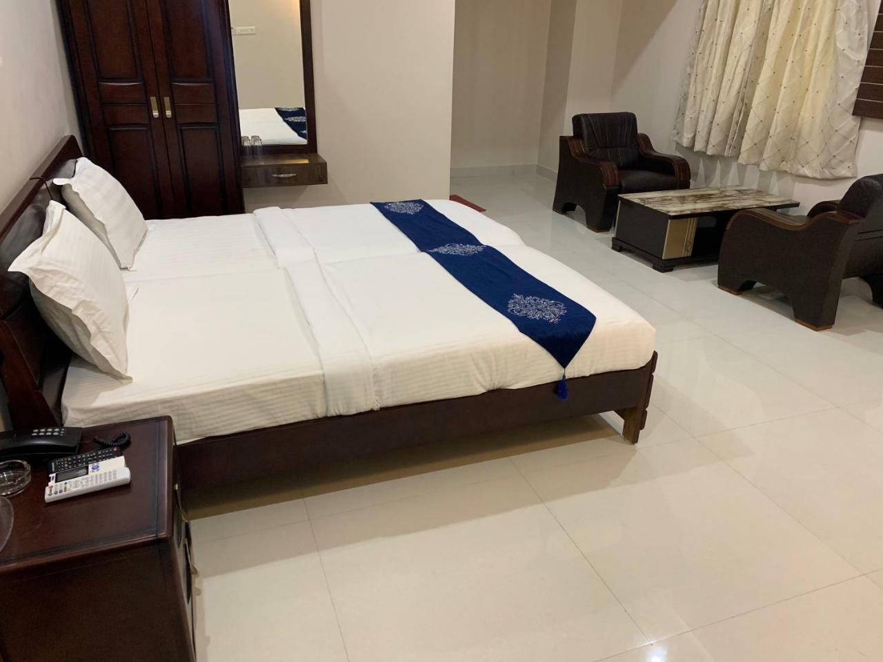 Jnr Grand Hotell Madanapalle Exteriör bild