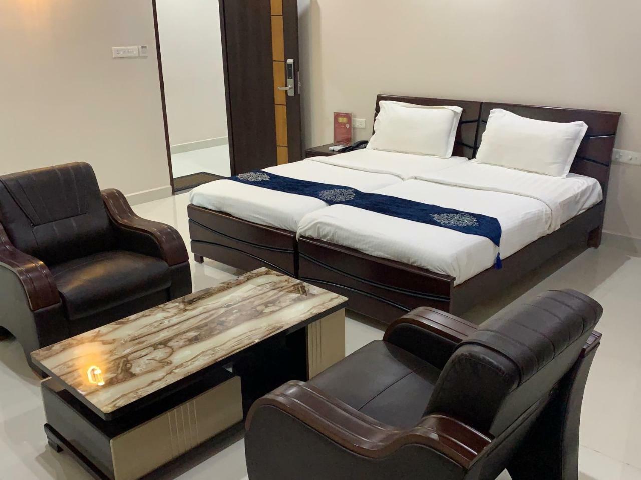 Jnr Grand Hotell Madanapalle Exteriör bild